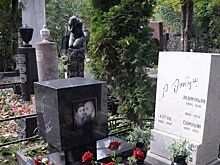 Вдова Этуша подала иск в суд на журналиста из-за слов о неубранной могиле