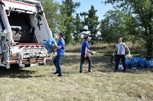 «Магнит» помог волонтёрам навести порядок в омском парке Победы