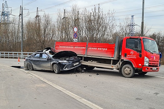В Москве водитель каршеринга погиб при столкновении с грузовиком