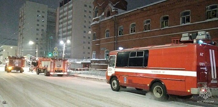 В центре Кирова снова загорелась заброшенная постройка
