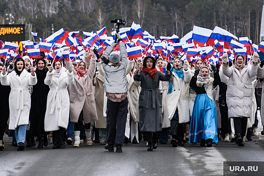 Сотрудники «Сима-ленда» вышли на митинг ЕР с Куйвашевым и другими VIP
