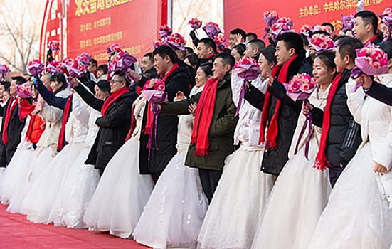 В Харбине установили рекорд по числу групповых "ледяных" свадеб