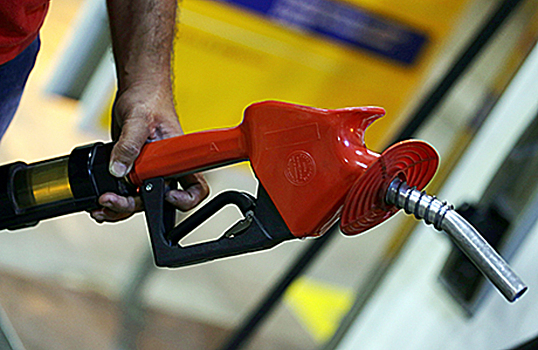 Бензин в США стал дешевле, чем в России?