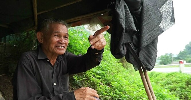 Пожилые вьетнамцы зарабатывают, подбирая деньги с асфальта
