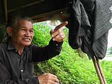 Пожилые вьетнамцы зарабатывают, подбирая деньги с асфальта