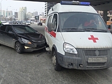 В Екатеринбурге провели акцию «Цветы для автоледи»