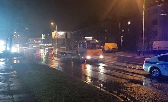 Переходил дорогу не по «зебре»: на окраине Калининграда Mercedes сбил 68-летнего мужчину