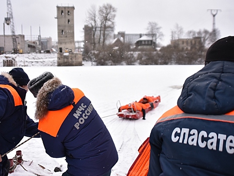 Спасатели провели для школьников Вологды учения на льду