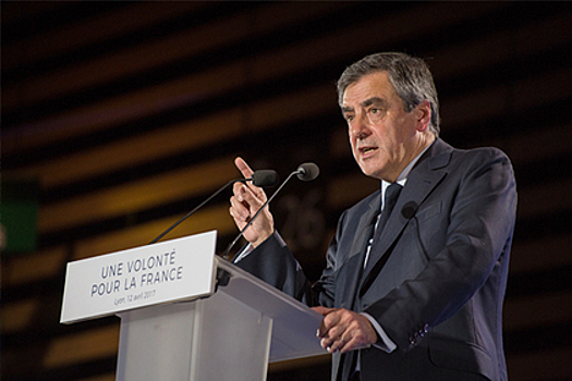Фийон выступил в поддержку Макрона