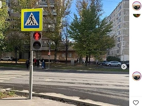 На Гурьянова шутники развернули светофор на «зебре» на 180 градусов