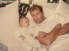 Дочь Брюса Уиллиса и Деми Мур опубликовала архивные фото с родителями