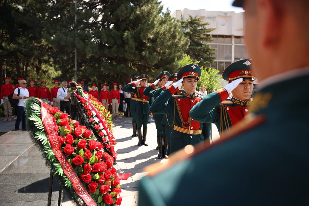 В Ростове в День памяти и скорби возложили цветы к мемориальному комплексу «Павшим воинам»