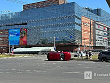 Иномарка перевернулась на площади Лядова в Нижнем Новгороде