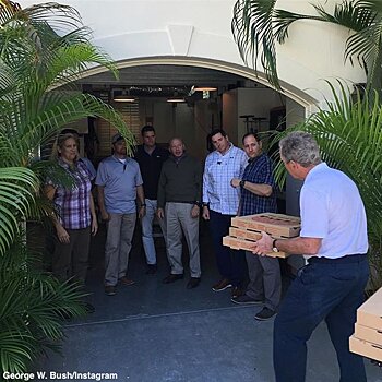 Буш-младший накормил пиццей охрану, оставшуюся без зарплаты из-за бюджетного кризиса в США