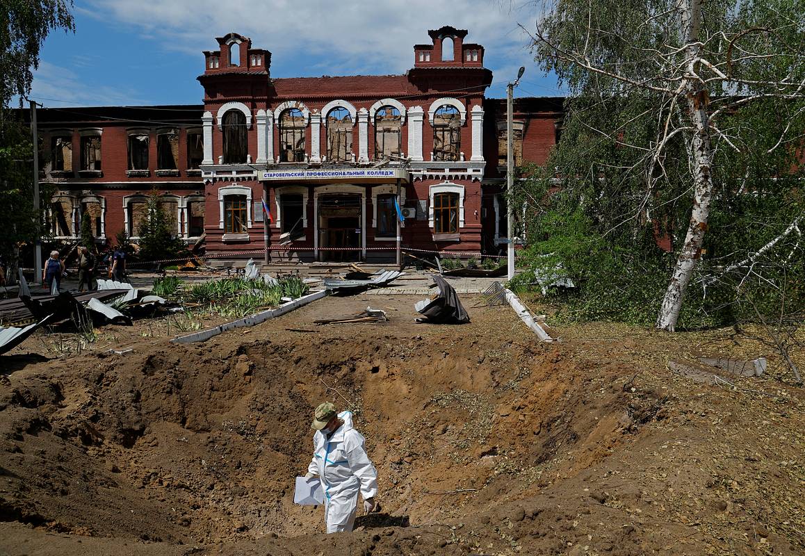 Красный Крест посетил место удара ВСУ по колледжу в Старобельске