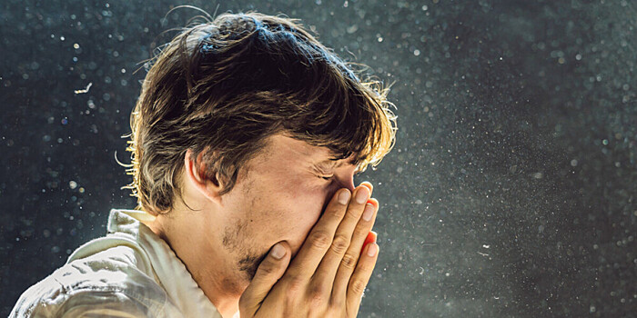 Эксперт назвал самые частые причины чихания