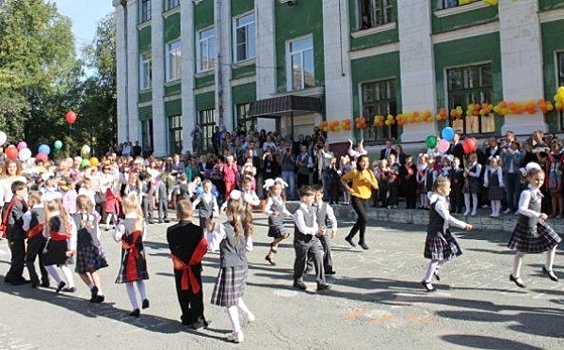 «Это вклад в будущее города». Озёрский «Маяк» помог подготовить школы к новому учебному году