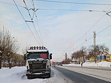 Фура перегородила проезд для троллейбуса в Екатеринбурге