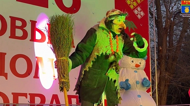 Главная елка Волгограда в городском саду зажгла свои огни