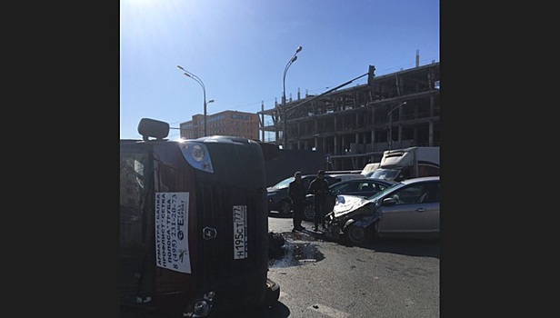 Легковой автомобиль "завалил" "Газель" на юго-востоке Москвы