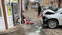 Машина сбила женщину с ребенком на тротуаре в Костроме