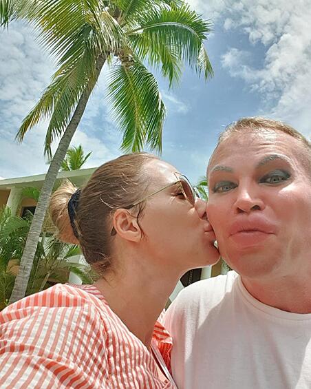 На счету Александра порядка 15 пластических операций.