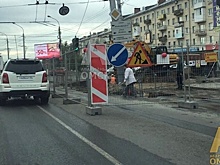 У съезда с Ленинградского моста в Омске перекрыли одну полосу движения