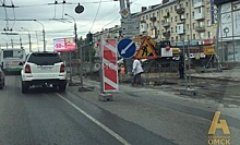 У съезда с Ленинградского моста в Омске перекрыли одну полосу движения