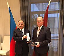 Азербайджан награждает Латвию