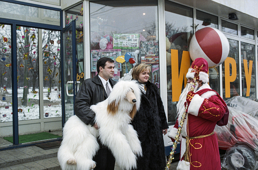 Дед мороз у магазина "Игрушки", вблизи стадиона "Динамо", поздравляет прохожих с удачной покупкой, 22 ноября 1997 года