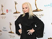 Долина судится за лицо? Чем рискуют продавцы масок со снимками артистки