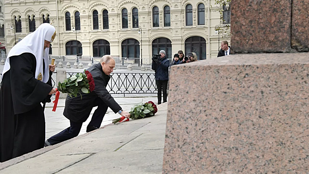 Путин возложил цветы к памятнику Минину и Пожарскому