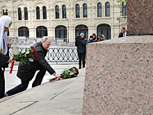 Путин возложил цветы к памятнику Минину и Пожарскому