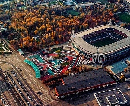 Покрас Лампас расписал площадь перед стадионом «Локомотив»