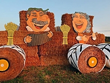 Соломенные композиции на дорогах Беларуси