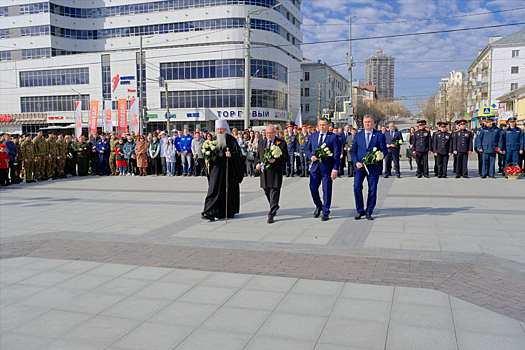 Спикер ЗС Роман Береснев в День воинской славы возложил цветы к памятнику Александру Невскому в Кирове