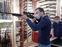 «Все раскупили, вы поздно забеспокоились»: в России ажиотажный спрос на оружие и сейфы