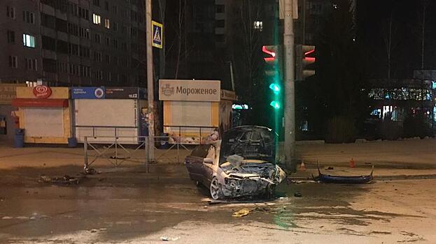 Фото последствий ночной аварии возле цирка: «Субару» остался без переда