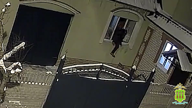 Полиция Пензы задержала 18-летнего студента, который по указанию аферистов обворовал два частных дома