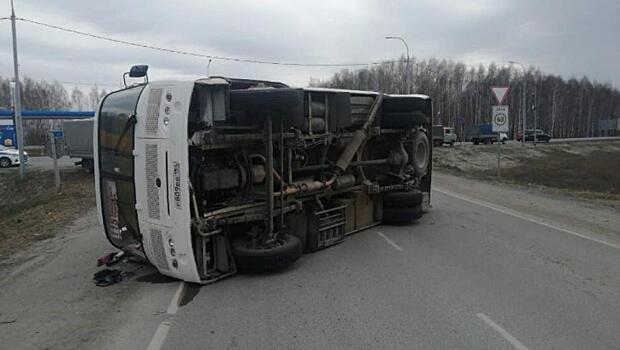 Водитель Chevrolet врезался в автобус с пассажирами под Новосибирском