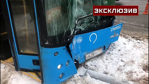 Лобовое вдребезги: новые кадры с места аварии с автобусом и такси на Варшавском шоссе