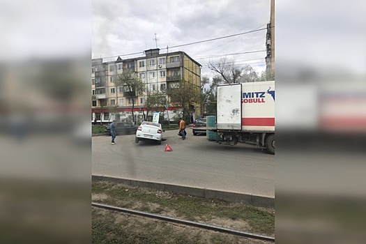 В Самаре на дублере Антонова-Овсеенко такси угодило в яму