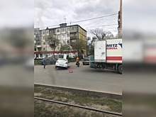 В Самаре на дублере Антонова-Овсеенко такси угодило в яму