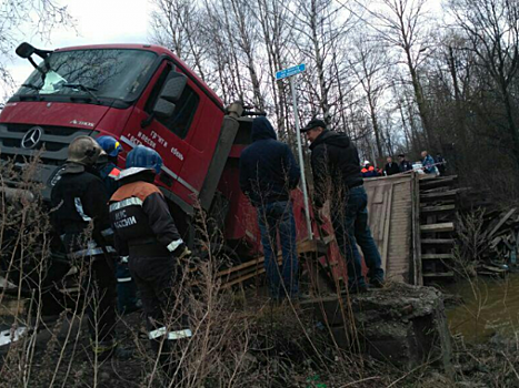 В Санкт-Петербурге под весом самосвала провалился мост