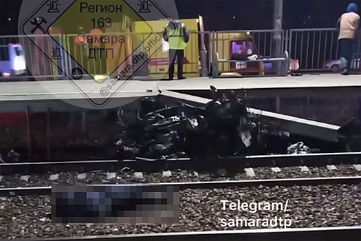 В Самарской области на видео сняли легковушку, которую раздавил поезд
