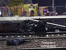 В Самарской области на видео сняли легковушку, которую раздавил поезд