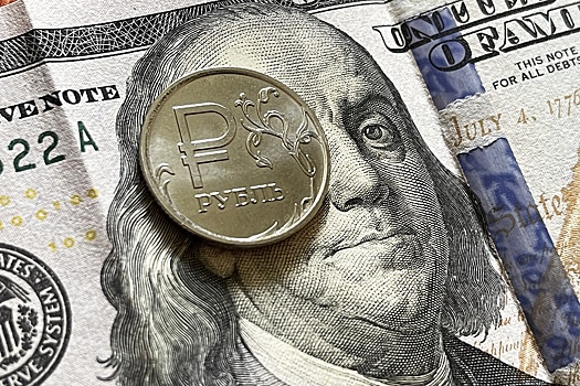 Расчетный курс доллара опустился ниже 80 рублей