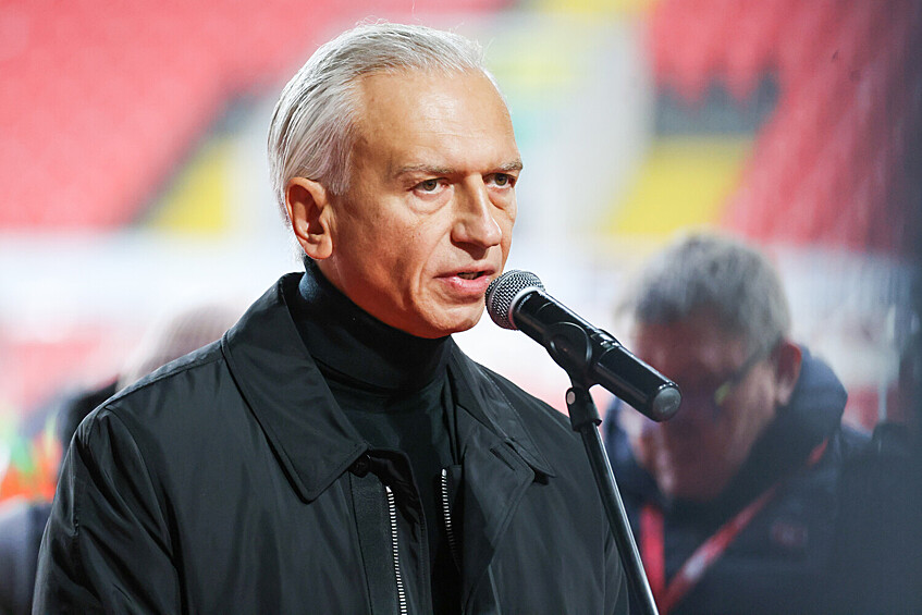 Президент Российского футбольного союза (РФС) Александр Дюков во время церемонии прощания с олимпийским чемпионом 1956 года и лучшим бомбардиром московского «Спартака» Никитой Симоняном на стадионе «Лукойл Арена» в Москве, 27 ноября 2025 года, 27 ноября 2025 года