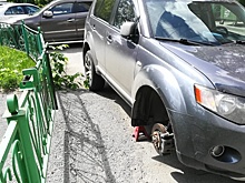 «Одним и тем же ножом»: десяткам машин порезали колёса во дворах на Челюскинцев