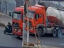 Китаец на мотороллере пережил столкновение с цистерновозом